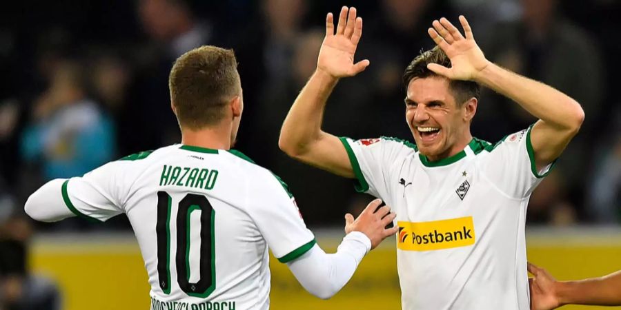 Jonas Hofmann und Thorgan Hazard bejubeln einen Treffer.