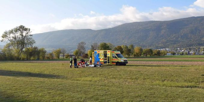 In Grenchen SO verletze sich ein Fallschirmspringer bei der Landung auf einer Wiese mittelschwer. In Grenchen SO verletze sich ein Fallschirmspringer bei der Landung auf einer Wiese mittelschwer.