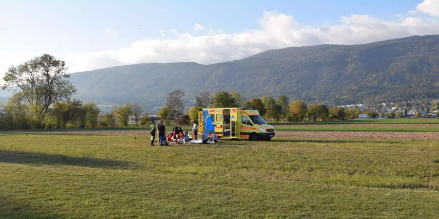 In Grenchen SO verletze sich ein Fallschirmspringer bei der Landung auf einer Wiese mittelschwer.