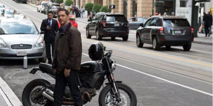 Der Journalist Eddie Brock (Tom Hardy) ist rasant unterwegs. Der Journalist Eddie Brock (Tom Hardy) ist rasant unterwegs.