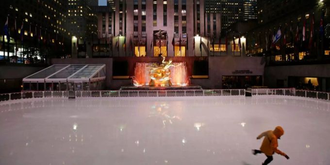 New York - Schlittschuhbahn am Rockefeller Center eröffnet