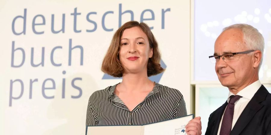 Die Autorin Inger-Maria Mahlke nimmt bei der Verleihung des Deutschen Buchpreises 2018 im Rathaus Römer die Auszeichnung von Heinrich Riethmüller, Vorsteher des Börsenvereins des Deutschen Buchhandels, entgegen.