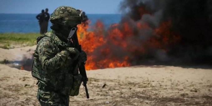 Das mexikanische Militär verbrennt tonnenweise Drogen in Acapulco.