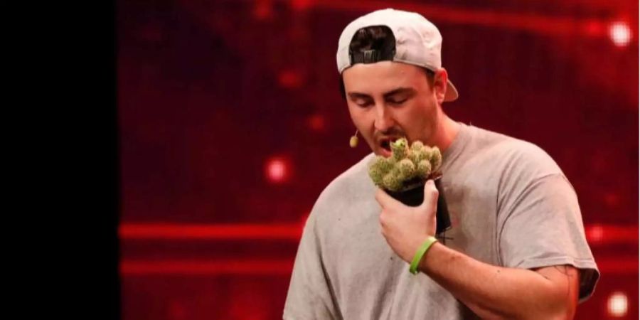 «Das Supertalent»-Kandidat Jeffabel (25) beisst für seinen Auftritt herzhaft in einen Kaktus.