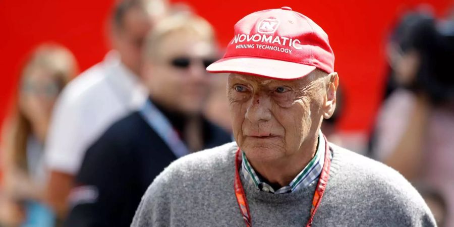 Der dreimalige Formel-1-Weltmeister Niki Lauda geht vor einem Training in das Fahrerlager.