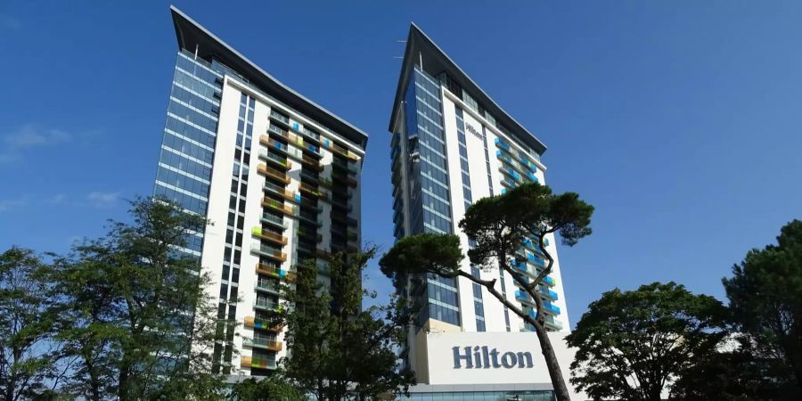 Ein Hotel der Kette «Hilton» vor mehreren Bäumen.