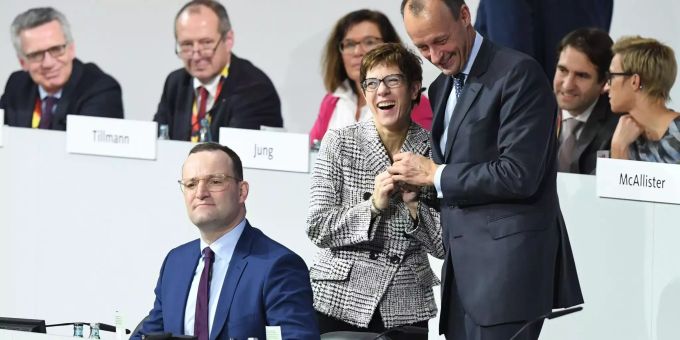 Jens Spahn (l.), Annegret Kramp-Karrenbauer und Friedrich Merz am CDU-Parteitag. christlich demokratische union deutschlands