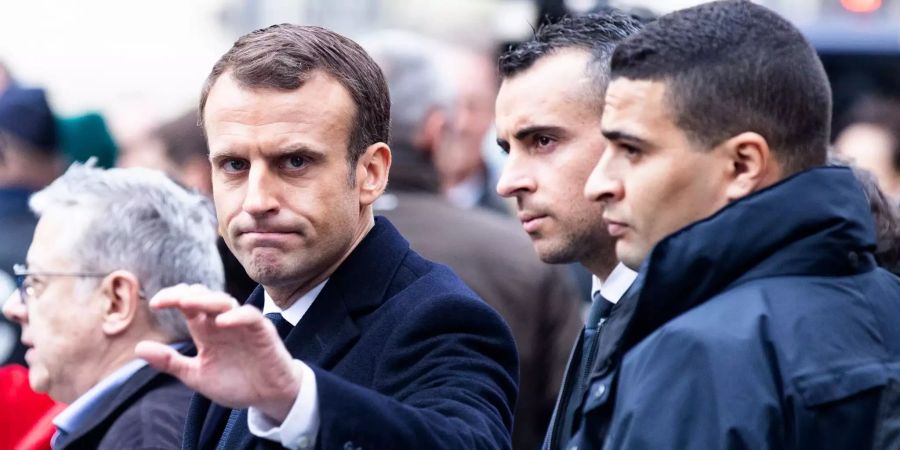 Emmanuel Macron machte sich vor Ort ein Bild.