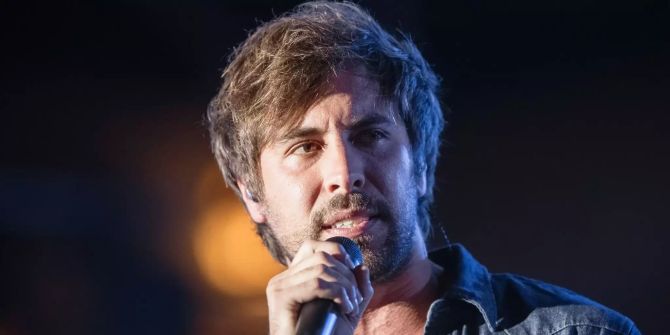 Der Sänger Max Giesinger tritt in einer Fernsehsendung auf.