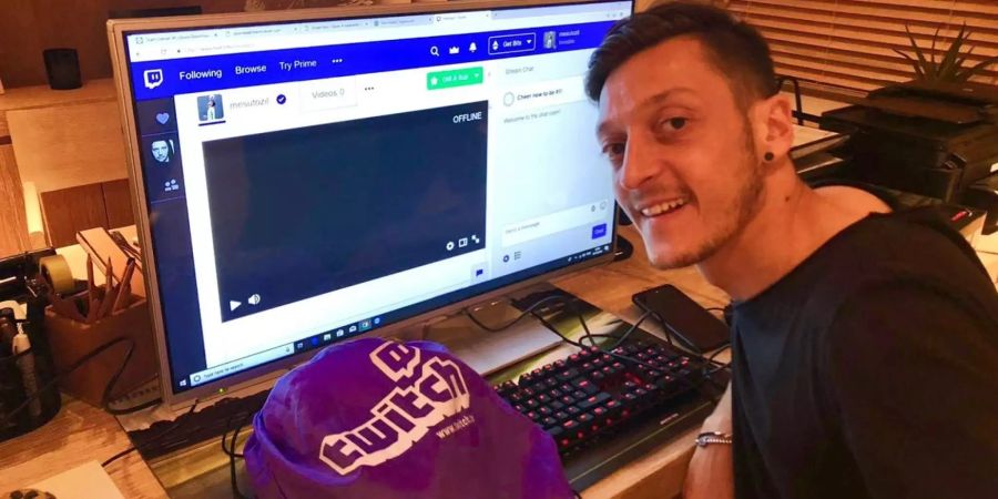 Mesut Özil bereitet seinen Fortnite-Stream vor.