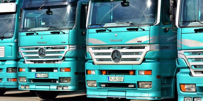 Europäische LKW-Fahrer unterliegen nun verbesserten Arbeitsbedingungen. Mehrere Lkw