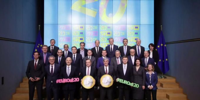 Im Januar wird der Euro 20. Die EU-Komission will dem Euro eine international stärkere Rolle verschaffen. Die Finanzminister der EU feiern das 20-jährige bestehen des Euros.