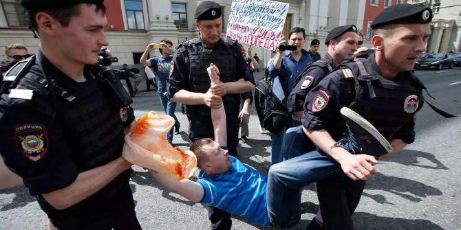 Polizisten verhaften den russischen LGBT-Aktivisten Nikolai Alexejew (M) während einer Protestaktion vor dem Sitz des Bürgermeisters.