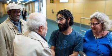 Hassan Al Kontar und Laurie Cooper am Flughafen in Vancouver.