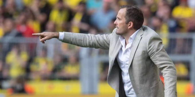 Augsburgs Trainer Manuel Baum an der Linie im Spiel gegen Borussia Dortmund. Augsburgs Trainer Manuel Baum an der Linie im Spiel gegen Borussia Dortmund.