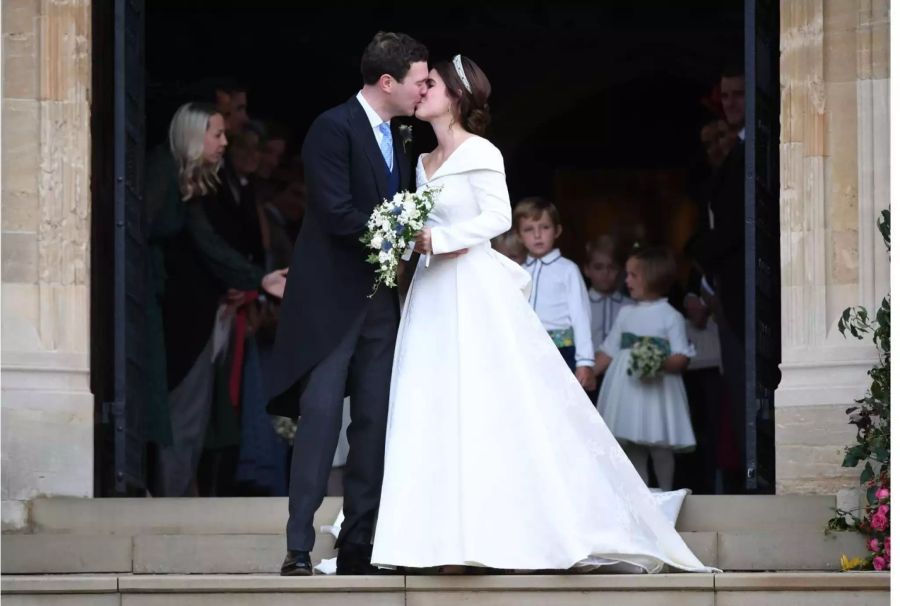 Prinzessin Eugenie und Jack Brooksbank küssen sich vor der St George's Chapel in Windsor. Jetzt sind sie Mann und Frau.