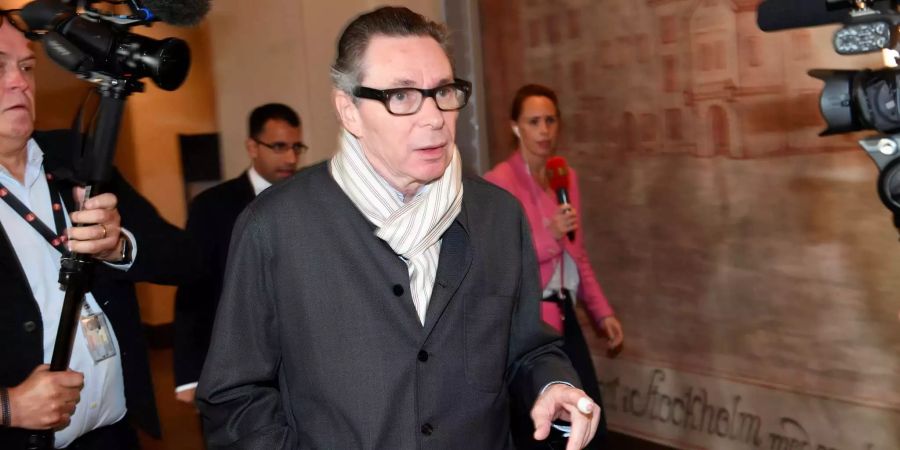 Jean-Claude Arnault kommt am Bezirksgericht in Stockholm an.