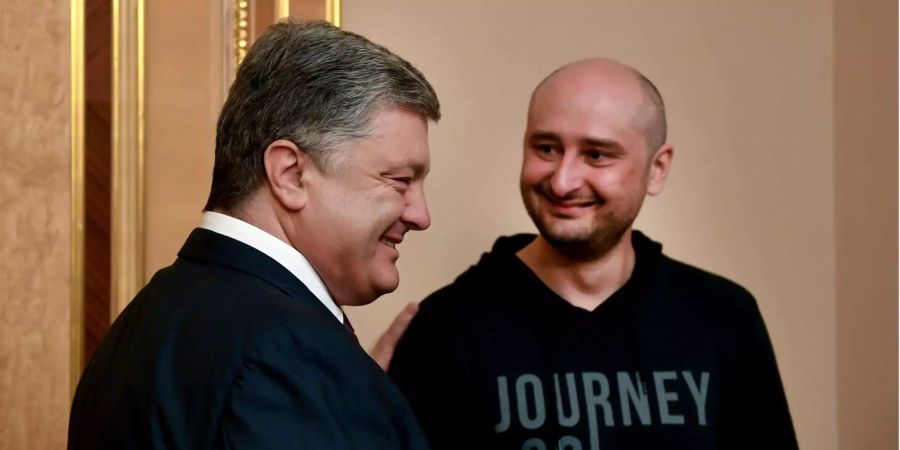 Der ukrainische Präsident Petro Poroschenko (l) unterhält sich mit dem russischen Journalisten Arkadi Babtschenko.