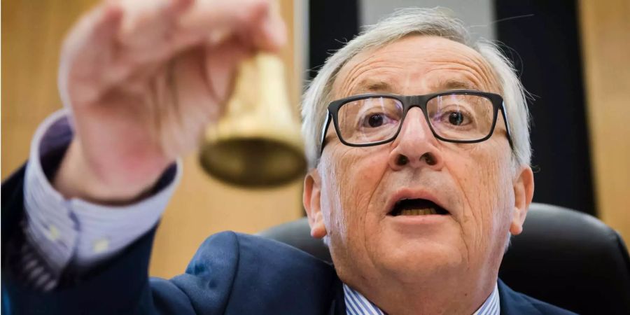 Jean-Claude Juncker, EU-Kommissionspräsident, eröffnet mit einer Glocke eine Sitzung der EU-Kommission.