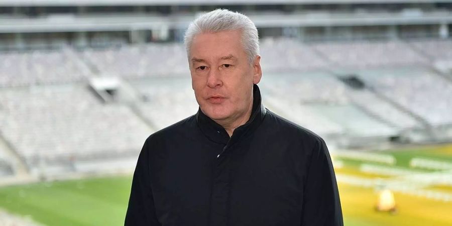 Der Bürgermeister von Moskau Sergej Sobjanin posiert in einem Moskauer Fussballstadion bei einem Fototermin.