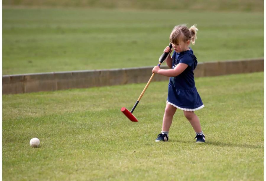 Mia Tindall tollt sich auf einem Rasen in Tetbury (GB) aus.