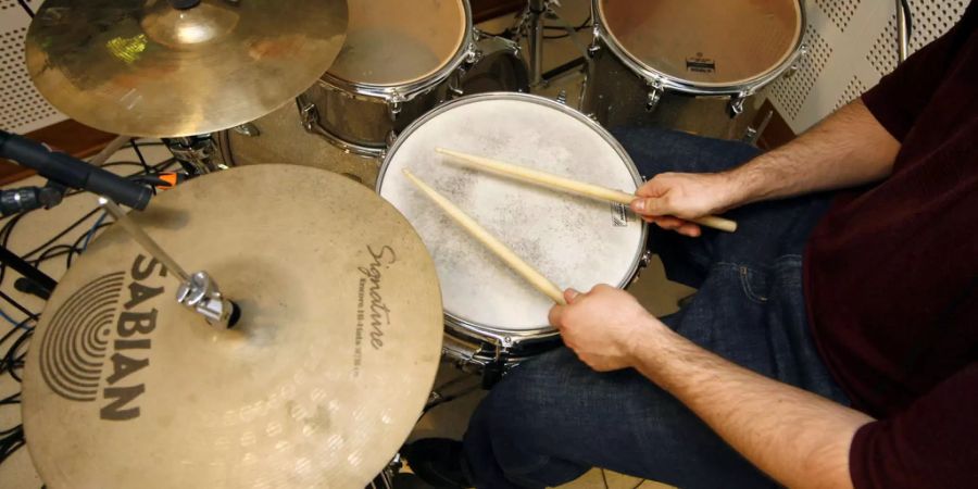Schlagzeuger an seinem Instrument - Keystone