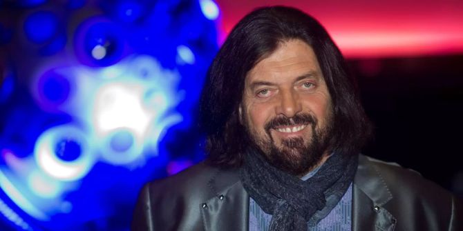 Der Musiker Alan Parsons lächelt im Planetarium.