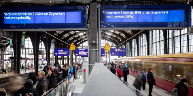 «Nach dem Streik der EVG ist der Zugverkehr noch unregelmässig» steht auf einer Anzeigetafel im Bahnhof Friedrichstrasse.