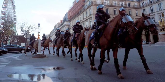 Frankreichs Regierung fürchtet weitere Ausschreitungen in der Hauptstadt und will mit einem massiven Aufgebot von Sicherheitskräften eine Eskalation verhindern. Berittene Polizisten patrouillieren auf der Rue de Rivoli unweit des Louvre-Museums.