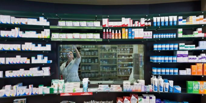 Die Produzentenpreise sind unter anderem wegen tieferen Preise für Pharma-Produkte. (Symbolbild) Eine Apothekarin sucht nach Arznei.