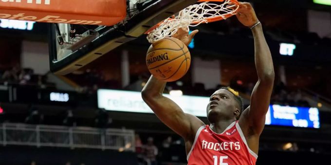 Trotz des Sieges sind Clint Capelas Houston Rockets auf dem zweitletzten Platz der Western Conference. Clint Capela mit einem Dunk.