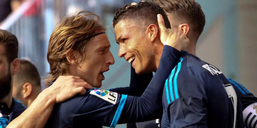 Ein Bild aus dem Archiv: Cristiano Ronaldo feiert mit seinem früheren Real-Kollegen und neuen Weltfussballer Luka Modric.