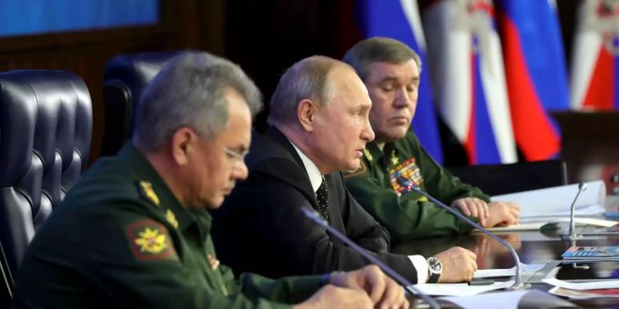 Russlands Staatschef Wladimir Putin rüstet auf. Verteidigungsminister von Russland, Wladimir Putin, Präsident von Russland, und Generalstabschef der russischen Streitkräfte, nehmen an einer Aufsichtsratssitzung teil.