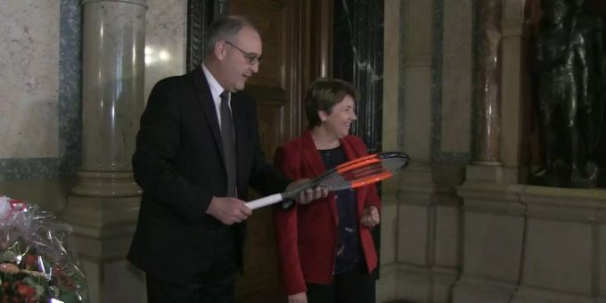 «Viel Verantwortung» - Guy Parmelin übergibt Schlüssel an Viola Amherd