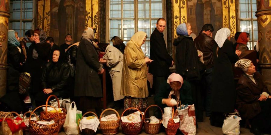 Ukrainische orthodoxe Gläubige warten auf den orthodoxen Ostersonntag im Kiewer Höhlenkloster.