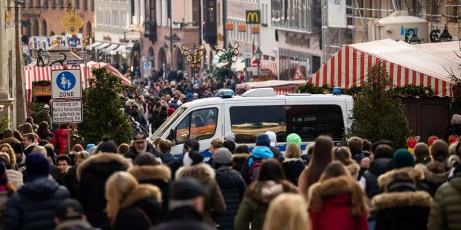 Ein Polizeifahrzeug steht am Nürnberger Christkindlesmarkt.