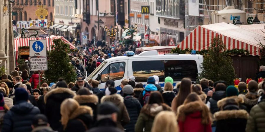 Ein Polizeifahrzeug steht am Nürnberger Christkindlesmarkt.