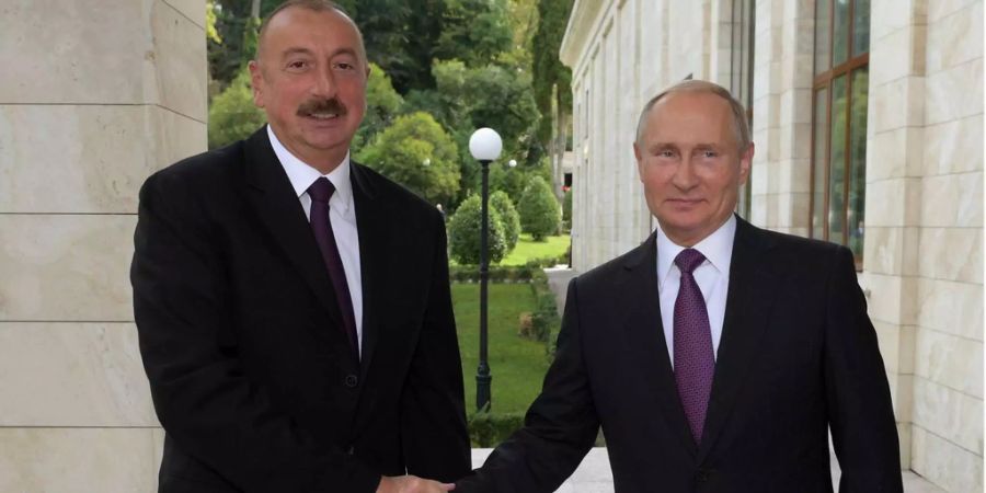 Ilham Aliyev (l.) und Wladimir Putin bei einem Treffen