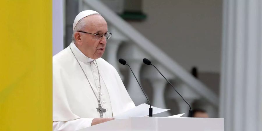 Papst Franziskus überbringt seine Botschaft bei einem Treffen mit Behörden, der Zivilgesellschaft und dem diplomatischen Korps auf dem Platz vor dem Präsidentenpalast in Litauen.