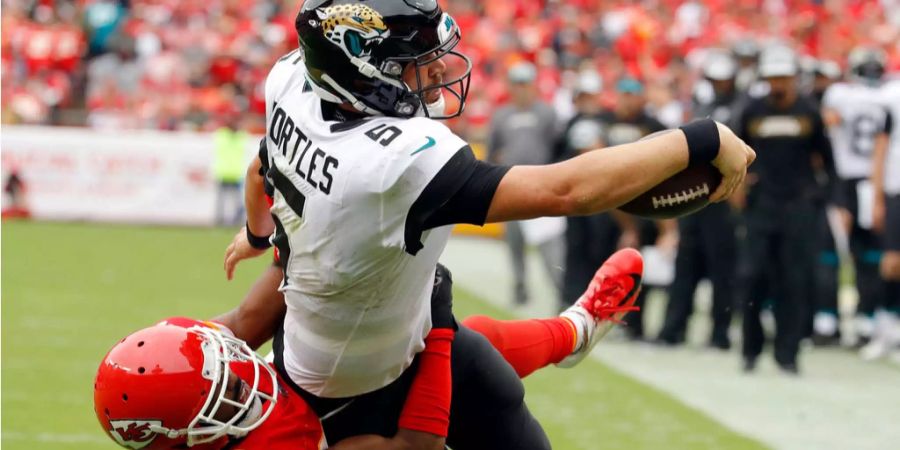 Zwar erzwingt die hochtalentierte Jaguars-Verteidigung gegen die Kansas City Chiefs die ersten zwei Interceptions von Youngster Patrick Mahomes. Doch das bringt nicht viel, wenn der eigene Quarterback, Blake Bortles, einen Ball verliert und vier Interceptions wirft. So kann man nicht gewinnen – die Jaguars verlieren mit 14:30.