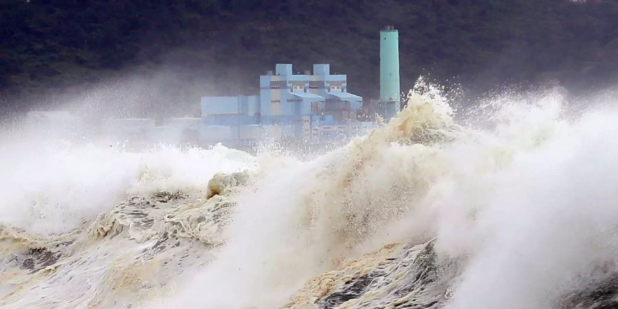 Wasser peitscht wegen den starken Windböen auf die Küste der südkoreanischen Insel Jejudo.