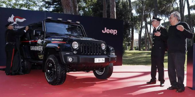 Der verstorbene Fiat-Chrysler-Chef Sergio Marchionne (l.) präsentiert den neuen Jeep Wrangler für die italienische Polizei. Der verstorbene Fiat-Chrysler-Chef Sergio Marchionne (l.) präsentiert den neuen Jeep Wrangler für die italienische Polizei.