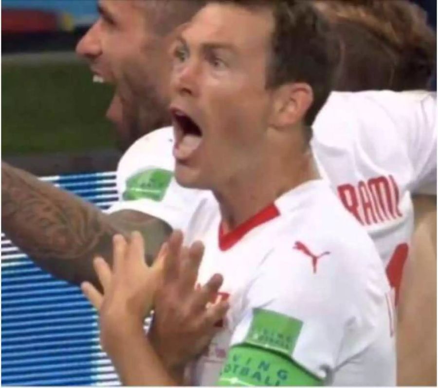 Stephan Lichtsteiner bejubelt den Sieg gegen Serbien an der WM in Russland.