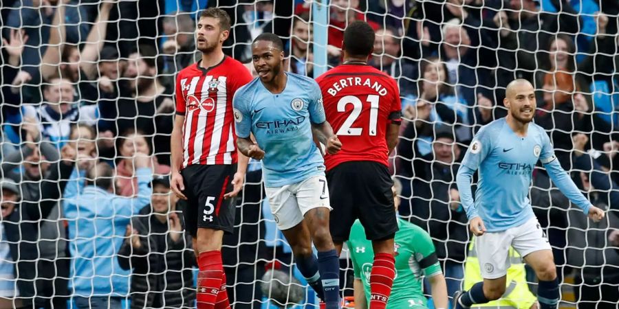 Raheem Sterling (2.v.l) von Manchester City freut sich über sein Tor.