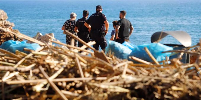 Nachbarn und Polizei auf der Suche nach einem vermissten Kind am Strand von Cala Morlanda nahe dem Dorf Son Carrio nach einer Flutkatastrophe. Nachbarn und Polizei auf der Suche nach einem vermissten Kind nach einer Flutkatastrophe.