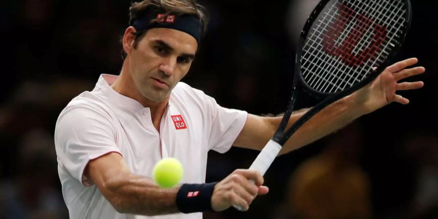 Roger Federer spielt in Paris-Bercy eine Rückhand.