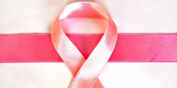 Mit der Rosa Schleife wird auf Brustkrebs aufmerksam gemacht wird. (Symbolbild) Brustkrebs Überlebensrate