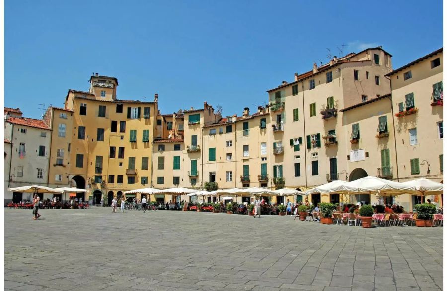 Die Piazza dell’Anfiteatro ist mit seinen Shops und Restaurants ein beliebeter Treffpunkt, Bild: Pixabay