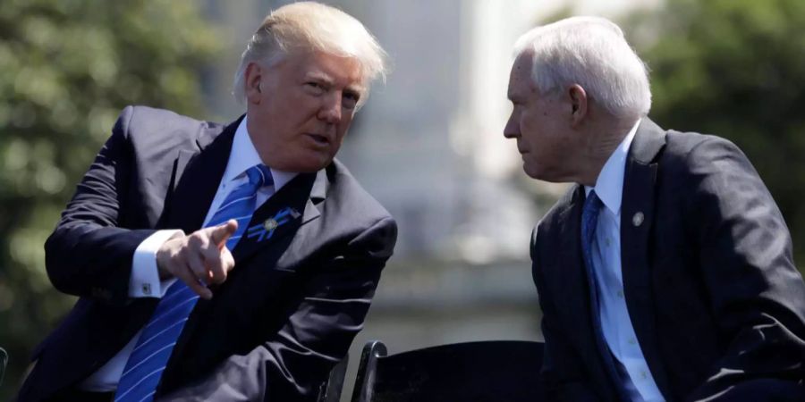 US-Präsident Donald Trump spricht mit seinem Justizminister Jeff Sessions.