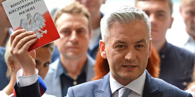 Robert Biedron präsentiert an einer Pressekonferenz eine Broschüre mit dem polnischen Wappen. Robert Biedron präsentiert an einer Pressekonferenz eine Broschüre mit dem polnischen Wappen.